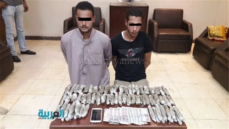 اتجها لتجارة المخدرات فوقعا في كمين الشرطة 