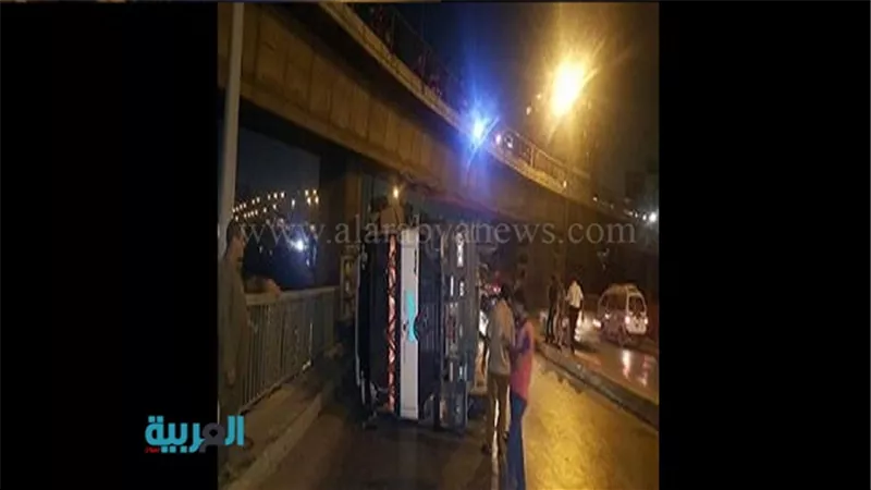 بالصور.. انقلاب سيارة نقل أعلى كوبري الساحل يتسبب في شلل مروري