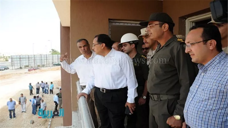 بالصور.. وزير الإسكان يتفقد مشروعات 