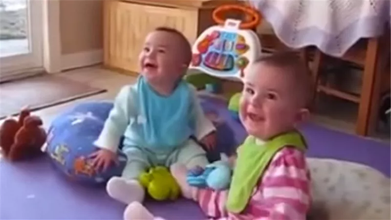 بالفيديو.. سعادة الأطفال عندما يعود الأب للمنزل