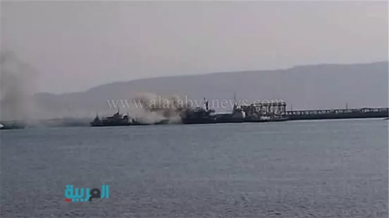 بالصور.. السيطرة على حريق ناقلة بترول بميناء الزيتيات في السويس
