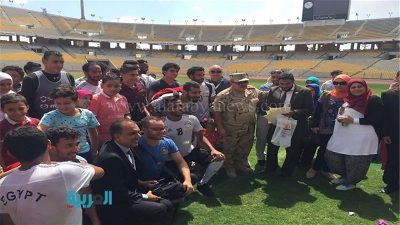 بالصور.. لاعبو المنتخب يلتقطون صورًا تذكارية مع أطفال مستشفى السرطان