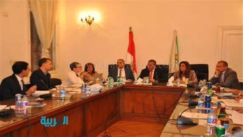 بالصور.. محافظ الجيزة يبحث مع أعضاء 