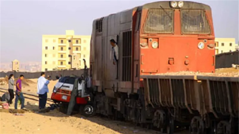 قطار بضائع يصطدم بسيارة و