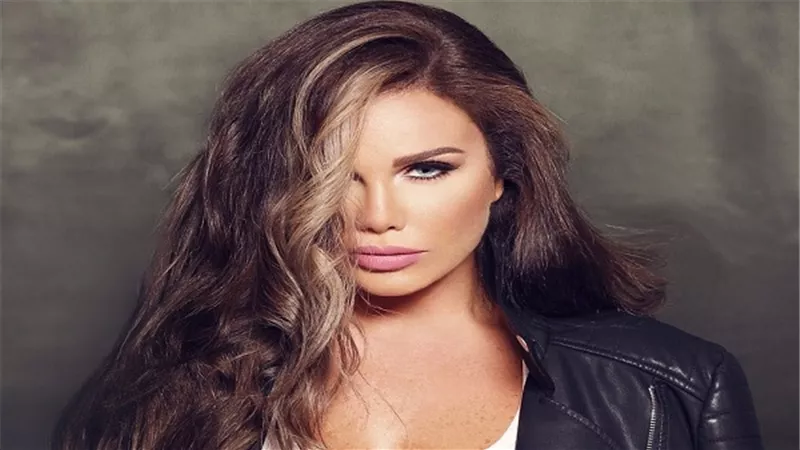 جدل حول إطلالة 