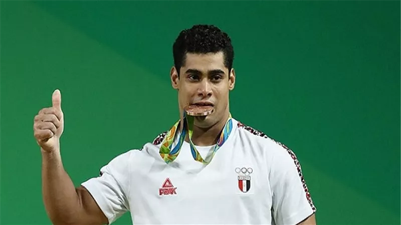 محمد إيهاب يحصل على العضوية الشرفية بنادي الزمالك