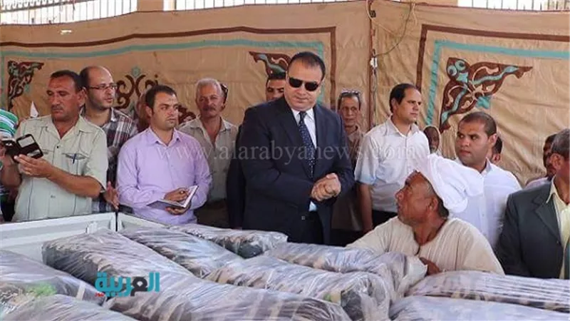 بالصور.. توزيع 95 طن سلع غذائية بالفيوم لبيعها بأسعار مخفضة 