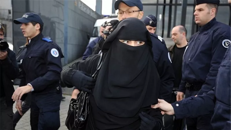 فرنسا تبدأ التحقيق مع طبيبة رفضت علاج مسلمة لارتدائها الحجاب