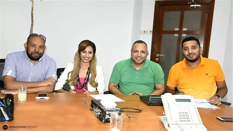 بالصور..رنا سماحة تتعاقد على أول ألبوم بعنوان 