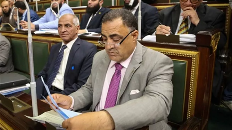 بالفيديو.. برلماني يطالب بمنع البوس بين 