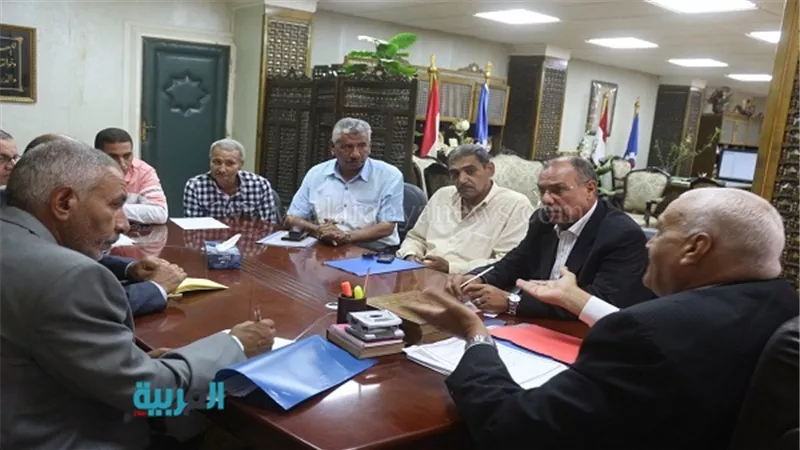 محافظ السويس يوجه رؤساء الأحياء بتكثيف حملات النظافة 