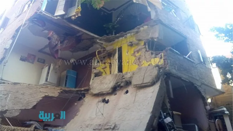 انتشال مصابين من أسفل عقار الزاوية الحمراء المنهار