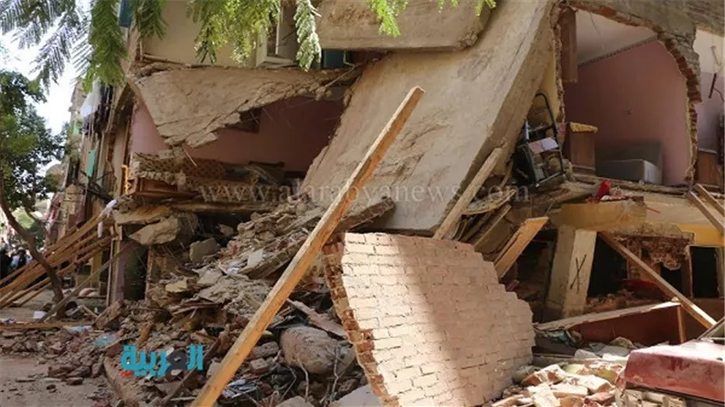 انتشال جثة من أسفل العقار المنهار بالزاوية الحمراء