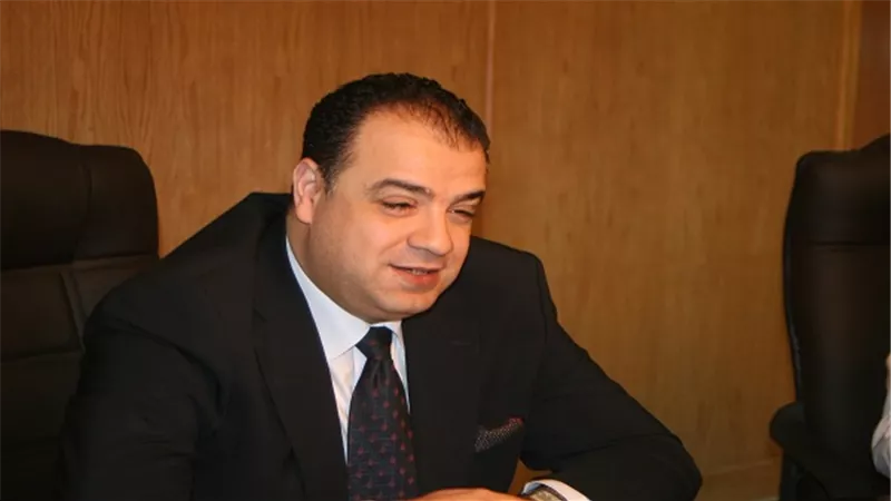 محافظ الفيوم يغادر مكتبه بعد إبلاغه بقرار إقالته 