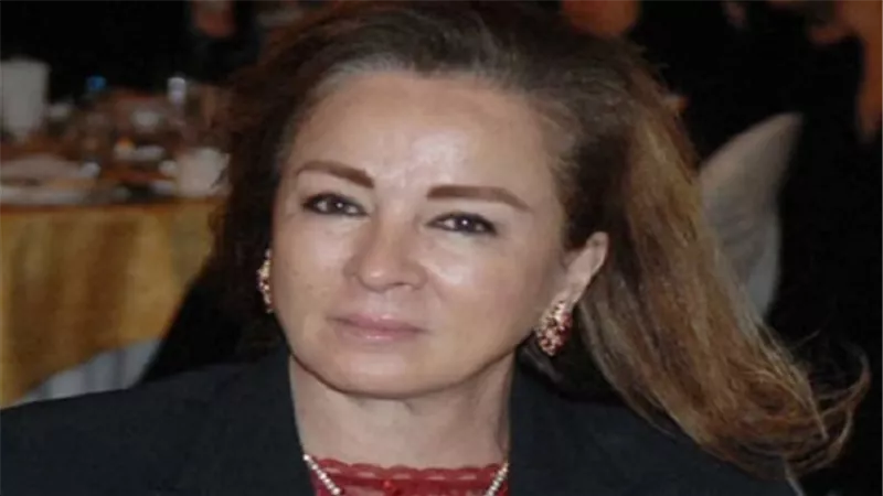حمدي قنديل بصحبة نجلاء فتحي لإجراء عملية جراحية 