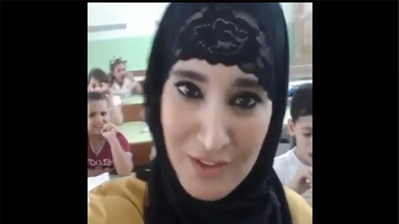 بالفيديو.. ماذا فعلت هذه المعلمة الجزائرية مع تلاميذها الصغار؟