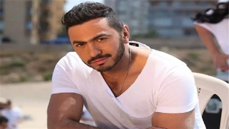تامر حسني يفتتح مباراة السوبر الإماراتي