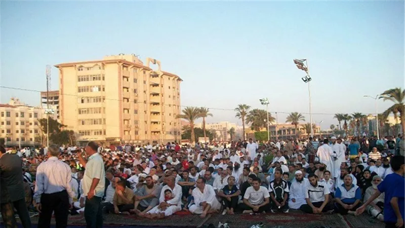 توافد المواطنين لأداء صلاة عيد الأضحى.. والأطفال 