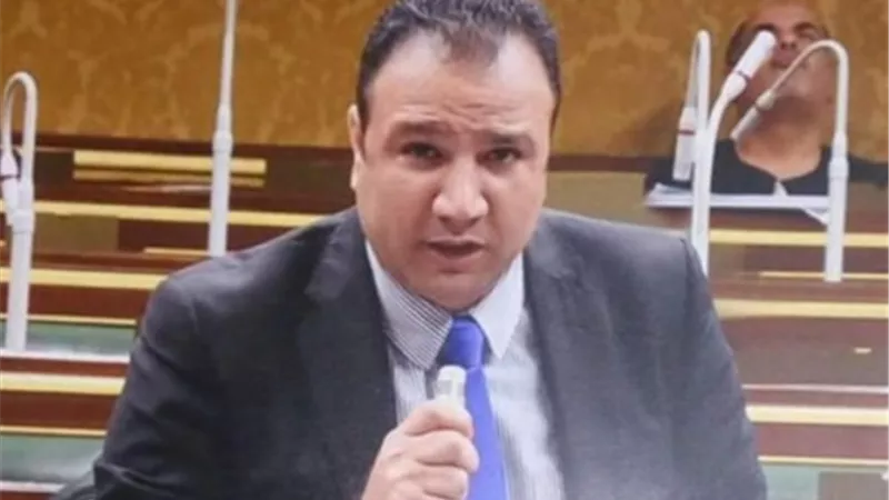 النائب علاء ناجي يؤدي صلاة العيد في مسقط رأسه