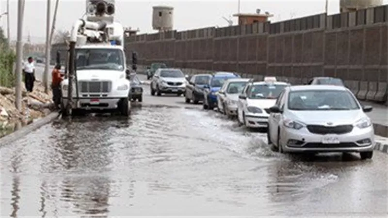 كسر بماسورة مياه يتسبب فى تعطيل حركة المرور بطريق الاسماعيلية