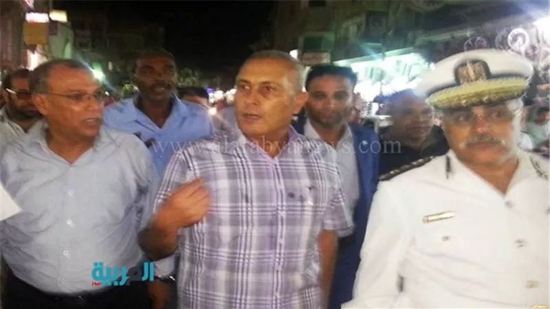 محافظ السويس يتجول بشوارع المدينة للتعرف على معاناة الأهالي