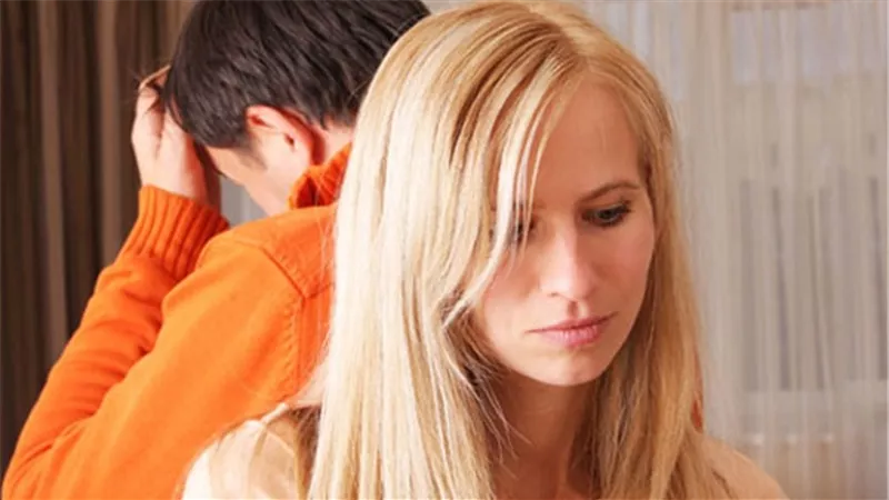 هل من مشتري؟.. رجل يعرض زوجته للبيع عبر الإنترنت
