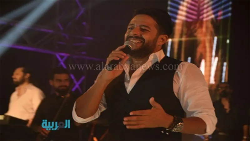 بالصور.. محمد حماقي يشارك طلاب كلية 