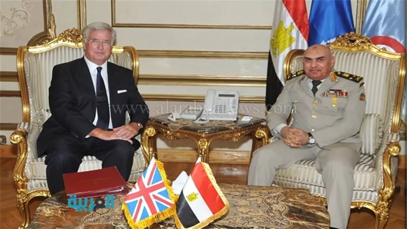 صدقي صبحي يناقش مخاطر الإرهاب مع وزير الدفاع البريطاني