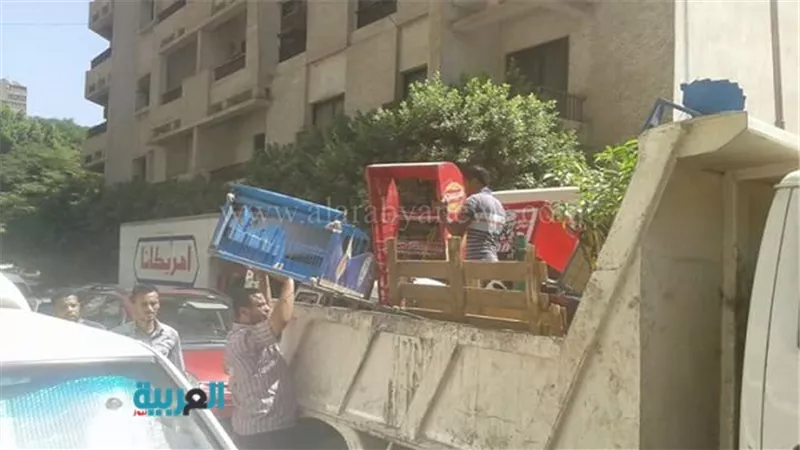 بالصور..حي العجوزة يشن حملة لرفع اشغالات الباعة الجائلين