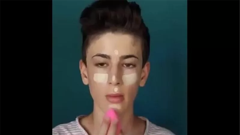 بالفيديو.. رجل يتزين كالنساء.. ونشطاء: 
