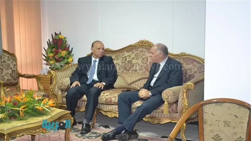 بالصور.. محافظ القاهرة يناقش خطط تطوير العمل بهيئة النظافة