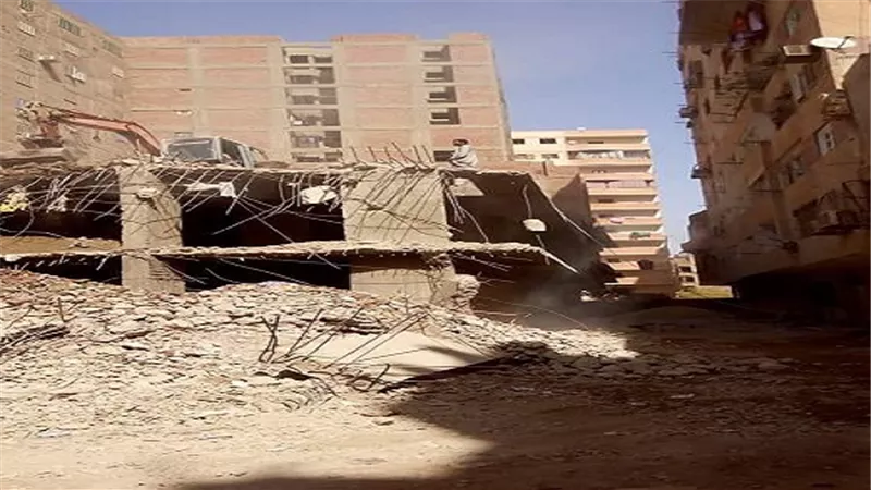 بالصور.. هدم عقار مخالف بمنطقة العروبة بالعمرانية 