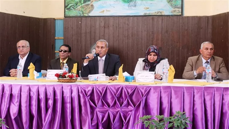 بالصور.. محافظ السويس يجتمع بمديرى المدارس قبل العام الدراسى