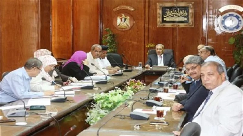 بالصور.. محافظ السويس يبحث 50 طلبًا للمواطنين