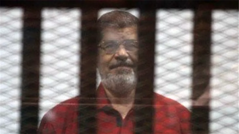 تأجيل محاكمة مرسي و24 آخ­رين في 