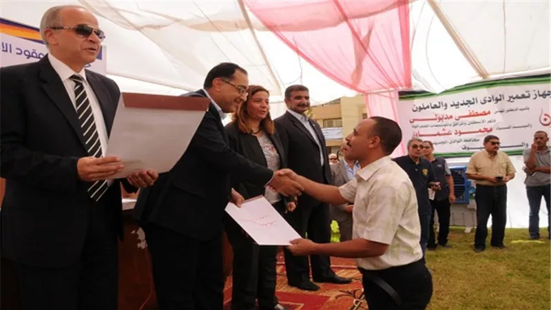 وزير الإسكان: تسليم 816 وحدة لأهالي الوادي الجديد