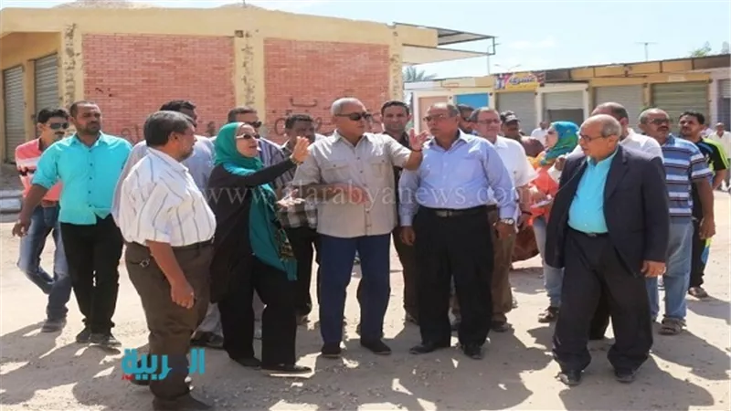بالصور.. محافظ السويس يتفقد سوق الباعة الجائلين