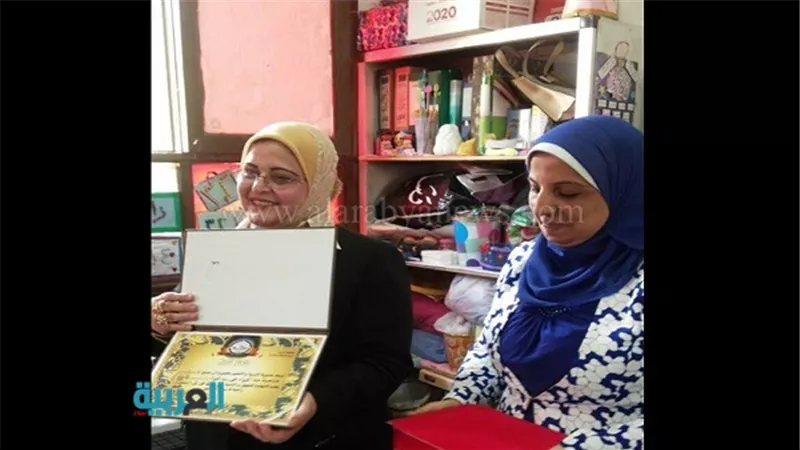 بالصور.. تكريم معلمة بمدرسة إبتدائية لتزيين فصلها على الطريقة اليابانية