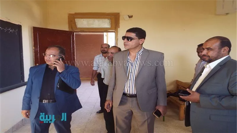بالصور.. رئيس مركز الواحات البحرية بالجيزة يتفقد المدارس