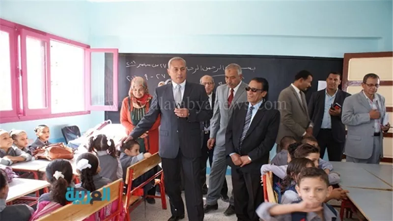 بالصور.. محافظ السويس يتفقد المدارس في بداية العام الدراسي 