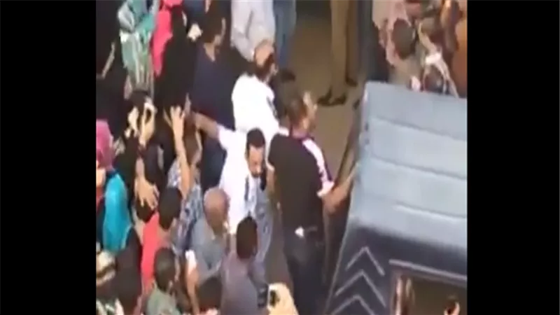 بالفيديو.. لحظة القبض على خاطف أطفال متخفي فى زي منتقبة