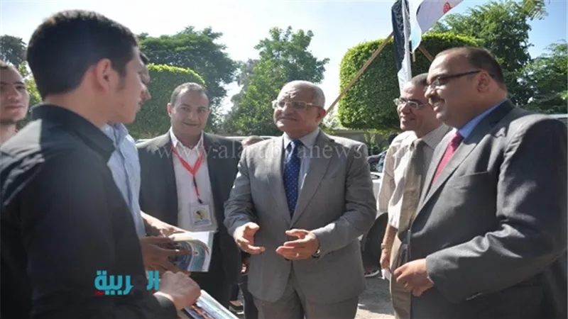 بالصور.. رئيس جامعة المنيا يتفقد مكاتب استقبال الطلاب الجدد