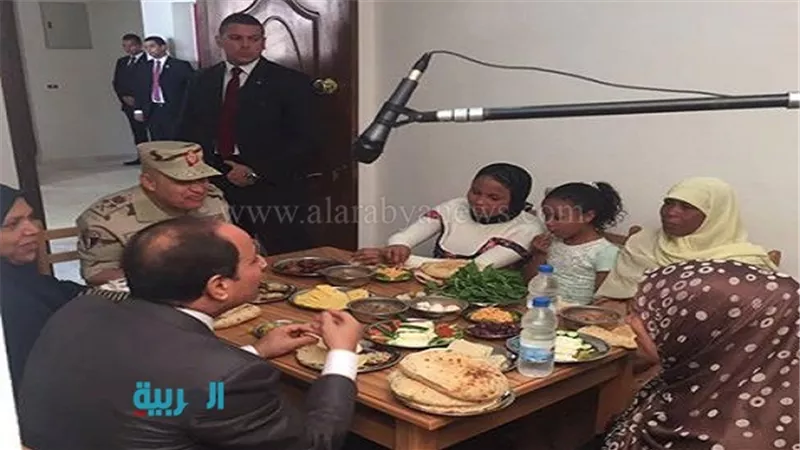 شاهد.. السيسي يتناول الإفطار مع أسرة بمنطقة غيط العنب في الإسكندرية