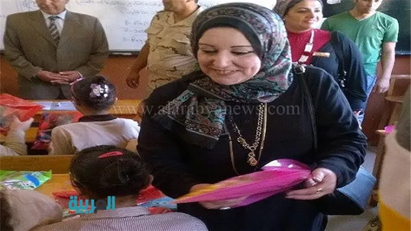 بالصور.. وكيلة تعليم القاهرة توزع مواد غذائية على طلاب المدارس
