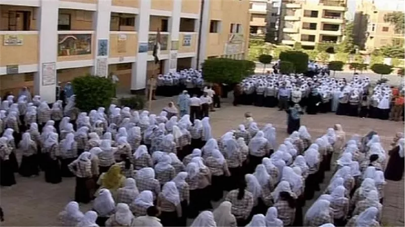 بالفيديو.. اقتحام مدرسة للبنات والتحرش بطالباتها 