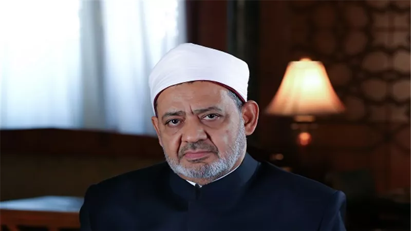 وسط استقبال شعبي حافل.. شيخ الأزهر يصل إلى العاصمة البحرينية المنامة