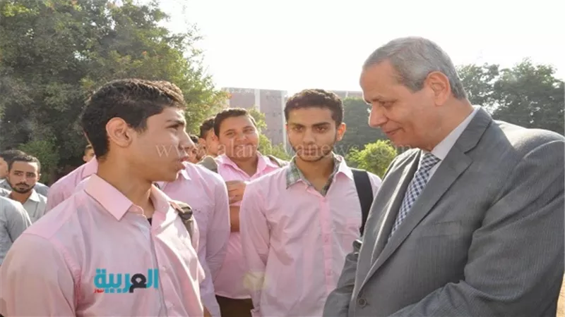 وزير التعليم يكافئ طالب بـ100 جنيه لإدارته طابور الصباح بالقاهرة