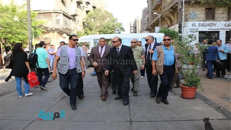 بالصور.. محافظ القاهرة في جولة بشارع الألفي وميدان عرابي