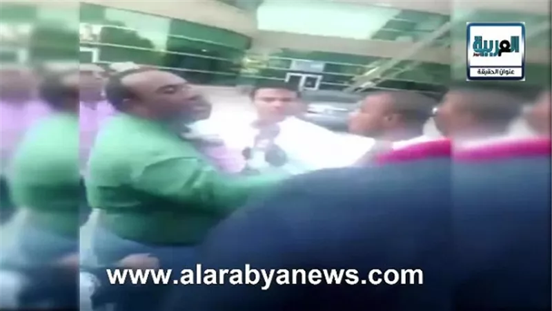 بالفيديو.. أب يتوسل لإنقاذ ابنته أمام مستشفي 57357.. والأمن يطرده