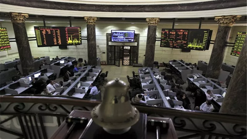 تباين مؤشرات البورصة في منتصف تعاملات اليوم
